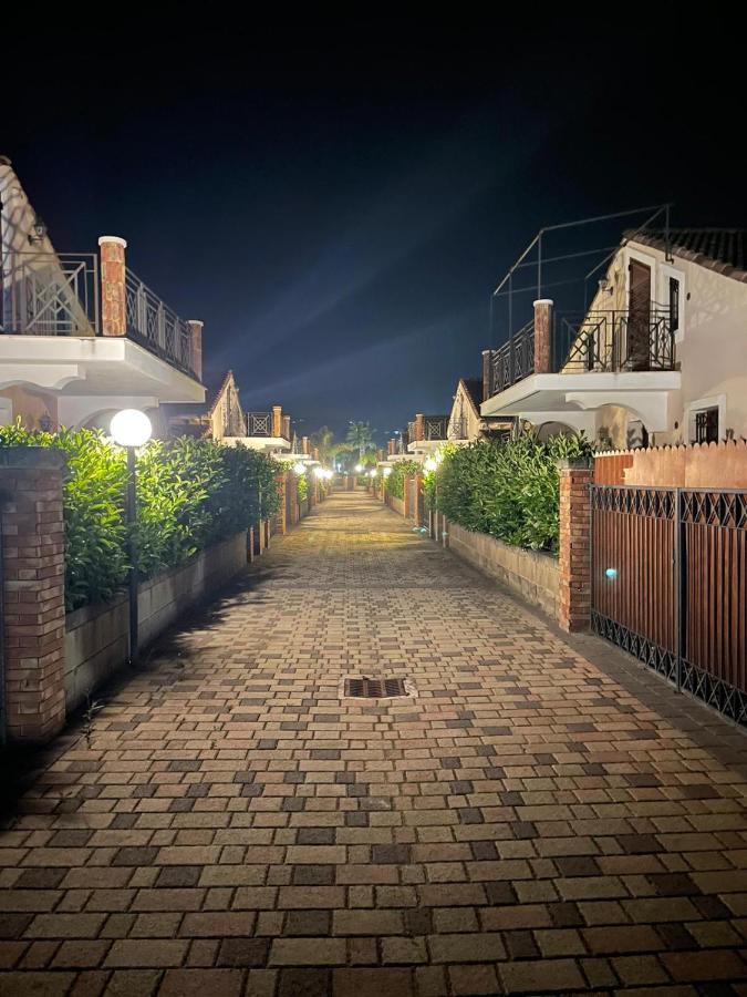 Mansarda Camelie Via Dei Normanni, 45 Villa Campofelice Di Roccella Dış mekan fotoğraf
