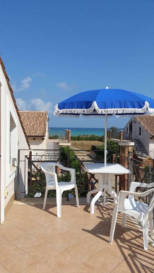 Mansarda Camelie Via Dei Normanni, 45 Villa Campofelice Di Roccella Dış mekan fotoğraf
