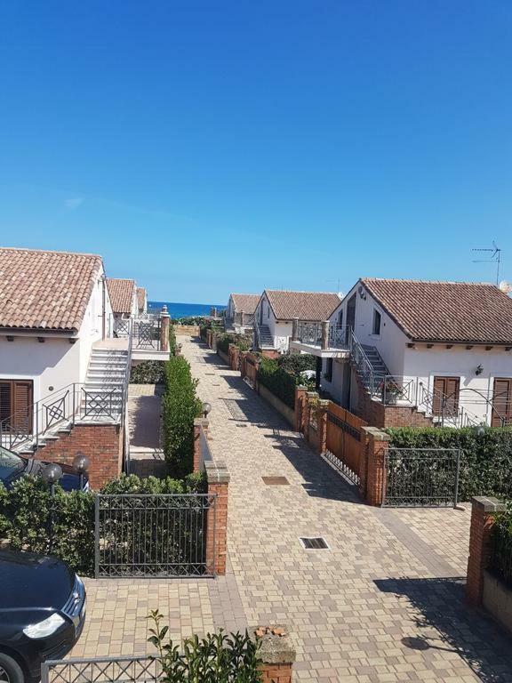 Mansarda Camelie Via Dei Normanni, 45 Villa Campofelice Di Roccella Dış mekan fotoğraf
