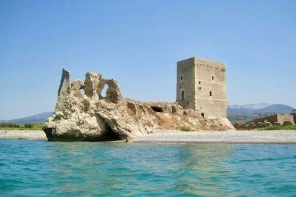 Mansarda Camelie Via Dei Normanni, 45 Villa Campofelice Di Roccella Dış mekan fotoğraf