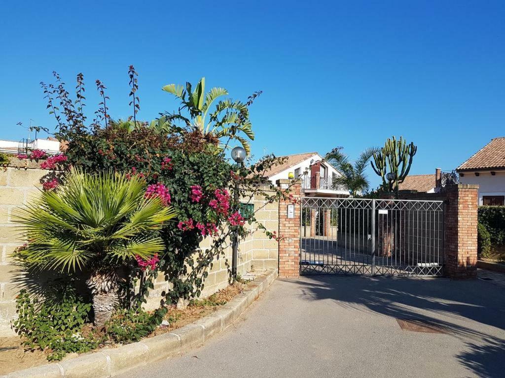 Mansarda Camelie Via Dei Normanni, 45 Villa Campofelice Di Roccella Dış mekan fotoğraf